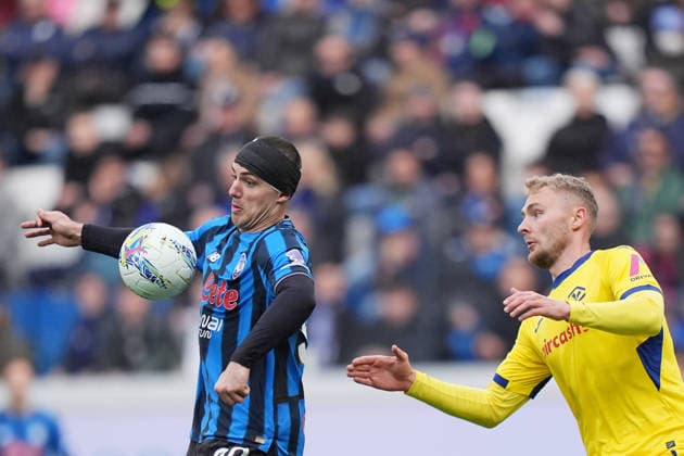 Atalanta s Nikola Krstovic fights for the ball Verona™s Nicolas Valentini during the Serie A soccer match between Atalanta and Hellas Verona at the New Balance Arena in Bergamo , north Italy - Sunday , March 22 , 2026. - Soccer .  Copyright: xSpada LaPressex