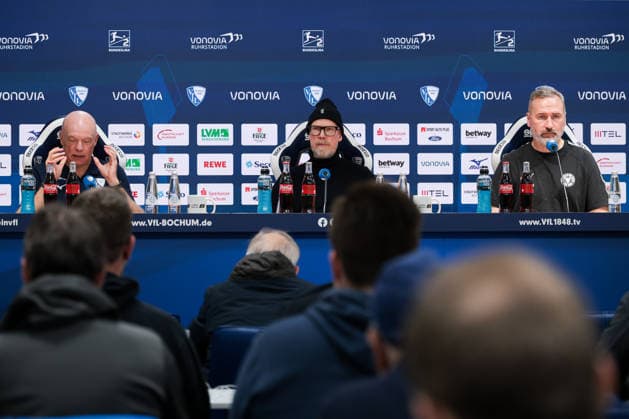 22.03.2026, Fussball, 2. Bundesliga, 27. Spieltag, VfL Bochum 1848 - Holstein Kiel. Pressekonferenz mit Trainer Uwe Rösler (VfL Bochum 1848), Pressesprecher Jens Fricke (VfL Bochum 1848), Trainer Tim Walter (Holstein Kiel). Bochum Vonovia Ruhrstadion NRW Deutschland xRHR-FOTO DEx