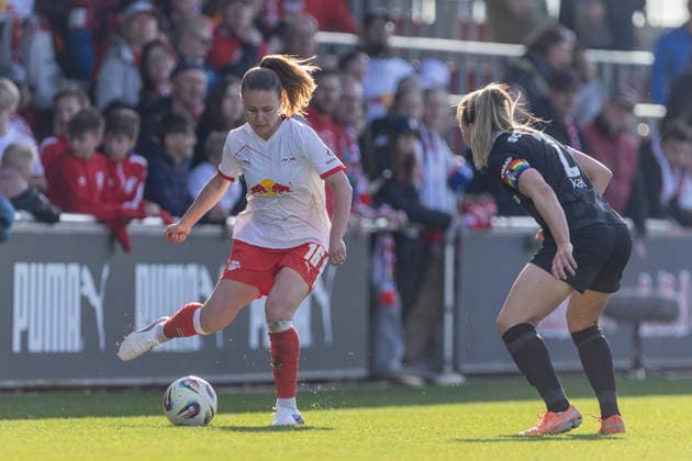 GER, Leipzig, Fußball, Google Pixel Frauen Bundesliga, 21. Spieltag, RB Leipzig vs. SC Freiburg im Bild v.l.: Annabel Schasching (RB Leipzig 16), Aktion mit Ball, 22.03.2025, RB Leipzig Training Akademie Cottaweg Leipzig DFB REGULATIONS PROHIBIT ANY USE OF PHOTOGRAPHS AS IMAGE SEQUENCES AND OR QUASI-VIDEO, Copyright: HMBxMedia PaulxFritz