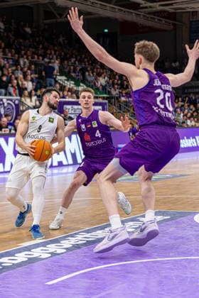 ProA, BG Goettingen vs. Artland Dragons, Sparkassen-Arena Goettingen; 22.03.2026 ProA, Goettingen, Germany - 22.03.2026: Buzz Anthony (Artland Dragons, 9) im Kampf gegen Daniel Kirchner (BG Goettingen, 4) und Janis Juenemann (BG Goettingen, 20), Barmer ProA 2. Basketball Bundesliga, Spiel der BG Goettingen vs. Artland Dragons, Sparkassen-Arena Goettingen Copyright: xBEAUTIFULxSPORTS Freudensteinx