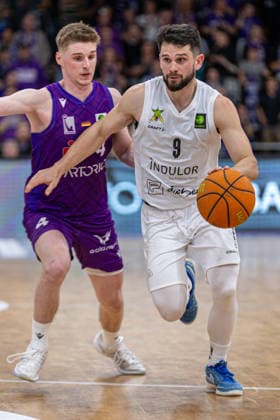 ProA, BG Goettingen vs. Artland Dragons, Sparkassen-Arena Goettingen; 22.03.2026 ProA, Goettingen, Germany - 22.03.2026: Buzz Anthony (Artland Dragons, 9) setzt sich gegen Daniel Kirchner (BG Goettingen, 4) durch, Barmer ProA 2. Basketball Bundesliga, Spiel der BG Goettingen vs. Artland Dragons, Sparkassen-Arena Goettingen Copyright: xBEAUTIFULxSPORTS Freudensteinx
