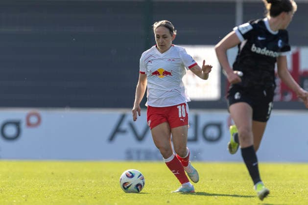 GER, Leipzig, Fußball, Google Pixel Frauen Bundesliga, 21. Spieltag, RB Leipzig vs. SC Freiburg im Bild v.l.: Gina Chmielinski (RB Leipzig 10), Aktion mit Ball, 22.03.2025, RB Leipzig Training Akademie Cottaweg Leipzig DFB REGULATIONS PROHIBIT ANY USE OF PHOTOGRAPHS AS IMAGE SEQUENCES AND OR QUASI-VIDEO, Copyright: HMBxMedia PaulxFritz