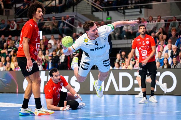 Bremen: Handball Länderspiel - Deutschland - Ägypten v.li. Ali Zein (Aegypten), Johannes Golla (Deutschland) Bremen ÖVB Arena Deutschland