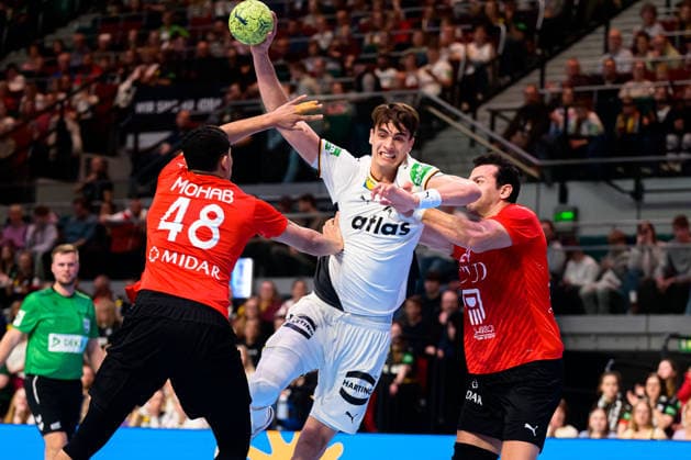 Bremen: Handball Länderspiel - Deutschland - Ägypten v.li. Mohab Saied (Aegypten), Julian Köster Koester (Deutschland), Ibrahim Elmasry (Aegypten) Bremen ÖVB Arena Deutschland
