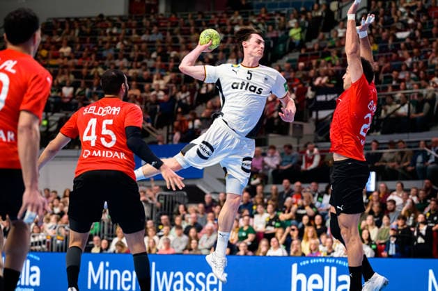 Bremen: Handball Länderspiel - Deutschland - Ägypten v.li. Seif Elderaa (Aegypten), Miro Schluroff (Deutschland), Ibrahim Elmasry (Aegypten) Bremen ÖVB Arena Deutschland