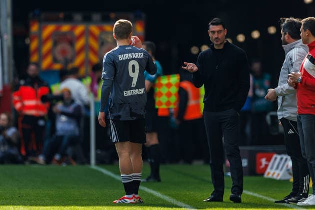 MAINZ, DEUTSCHLAND - MARCH 22: Jonathan Burkardt (Eintracht Frankfurt, 9) and Headcoach Albert Riera (Eintracht Frankfurt) talking on the sideline during the Bundesliga match between 1. FSV Mainz 05 vs. Eintracht Frankfurt at MEWA Arena on matchday 27 of the 1. Bundesliga on March 22, 2026 in Mainz, Deutschland. DFL REGULATIONS PROHIBIT ANY USE OF PHOTOGRAPHS AS IMAGE SEQUENCES AND OR QUASI-VIDEO. Rheinland-Pfalz Deutschland Copyright: xStephanxHahnex