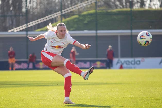 GER, Leipzig, Fußball, Google Pixel Frauen Bundesliga, 21. Spieltag, RB Leipzig vs. SC Freiburg im Bild v.l.: Nikoline Dudek (RB Leipzig 24), Flanke 22.03.2025, RB Leipzig Training Akademie Cottaweg Leipzig DFB REGULATIONS PROHIBIT ANY USE OF PHOTOGRAPHS AS IMAGE SEQUENCES AND OR QUASI-VIDEO, Copyright: HMBxMedia PaulxFritz