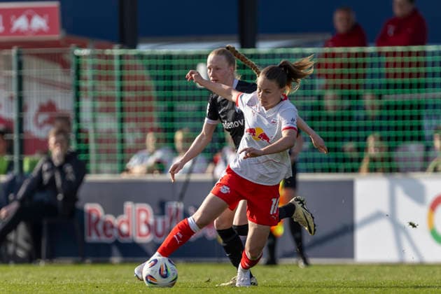 GER, Leipzig, Fußball, Google Pixel Frauen Bundesliga, 21. Spieltag, RB Leipzig vs. SC Freiburg im Bild v.l.: Annabel Schasching (RB Leipzig 16), Aktion mit Ball, 22.03.2025, RB Leipzig Training Akademie Cottaweg Leipzig DFB REGULATIONS PROHIBIT ANY USE OF PHOTOGRAPHS AS IMAGE SEQUENCES AND OR QUASI-VIDEO, Copyright: HMBxMedia PaulxFritz