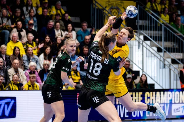 Hamm, 22.03.2026, Handball, Damen, EHF Champions League, Play-offs, 2025 2026: BVB Borussia Dortmund FTC Rail-Cargo Hungaria Alina Grijseels (BVB, 4) im Zweikampf mit Mette Tranborg (FTC Rail-Cargo Hungaria, 18) Hamm Westpress Arena NRW Germany