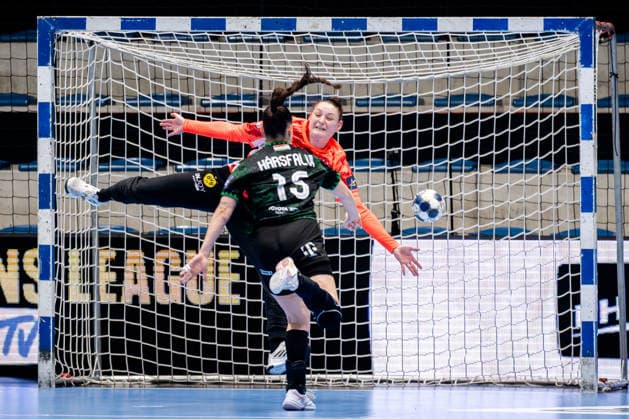 Hamm, 22.03.2026, Handball, Damen, EHF Champions League, Play-offs, 2025 2026: BVB Borussia Dortmund FTC Rail-Cargo Hungaria Julia Harsfalvi (FTC Rail-Cargo Hungaria, 15) beim Torwurf gegen Melinda Szikora (BVB, 7) Hamm Westpress Arena NRW Germany