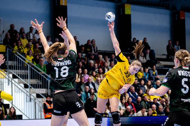 Hamm, 22.03.2026, Handball, Damen, EHF Champions League, Play-offs, 2025 2026: BVB Borussia Dortmund FTC Rail-Cargo Hungaria Guro Nestaker (BVB, 33) beim Wurf aus dem Rückraum gegen Mette Tranborg (FTC Rail-Cargo Hungaria, 18) Hamm Westpress Arena NRW Germany