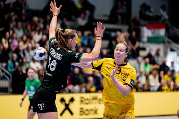 Hamm, 22.03.2026, Handball, Damen, EHF Champions League, Play-offs, 2025 2026: BVB Borussia Dortmund FTC Rail-Cargo Hungaria Guro Nestaker (BVB, 33) beim Wurf aus dem Rückraum gegen Mette Tranborg (FTC Rail-Cargo Hungaria, 18) Hamm Westpress Arena NRW Germany