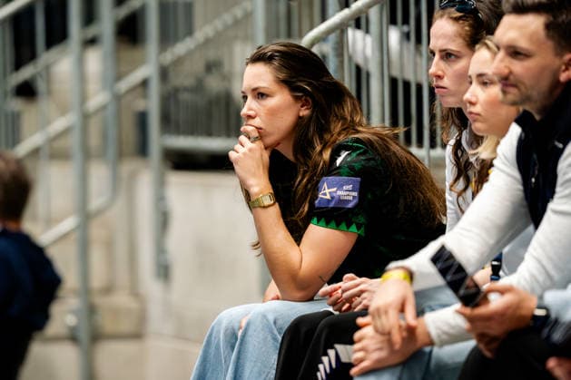 Hamm, 22.03.2026, Handball, Damen, EHF Champions League, Play-offs, 2025 2026: BVB Borussia Dortmund FTC Rail-Cargo Hungaria Emily Vogel (FTC Rail-Cargo Hungaria, li.) und Sarah Wachter (BVB, 3.v.r.) als Zuschauer Hamm Westpress Arena NRW Germany