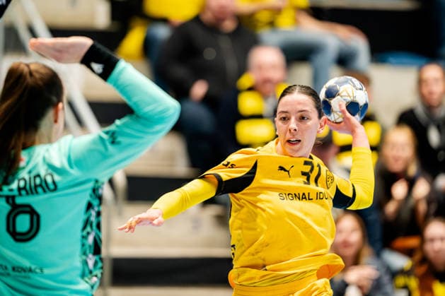 Hamm, 22.03.2026, Handball, Damen, EHF Champions League, Play-offs, 2025 2026: BVB Borussia Dortmund FTC Rail-Cargo Hungaria Kelly Vollebregt (BVB, 31)beim Torwurf Blanka Böde-Biro (FTC Rail-Cargo Hungaria, 16) Hamm Westpress Arena NRW Germany
