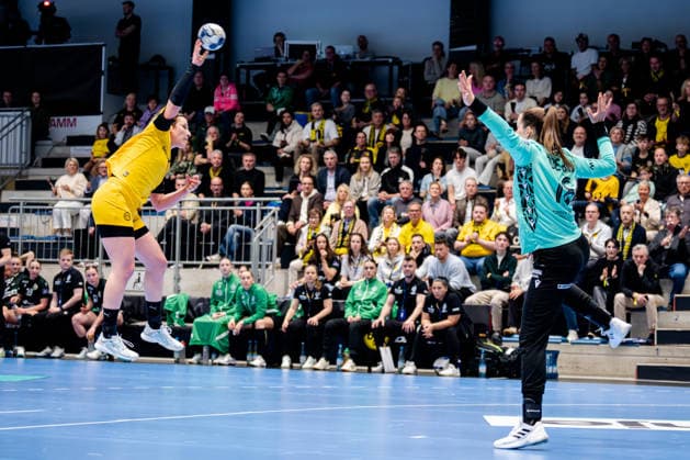 Hamm, 22.03.2026, Handball, Damen, EHF Champions League, Play-offs, 2025 2026: BVB Borussia Dortmund FTC Rail-Cargo Hungaria Alina Grijseels (BVB, 4) beim Torwurf gegen Blanka Böde-Biro (FTC Rail-Cargo Hungaria, 16) Hamm Westpress Arena NRW Germany