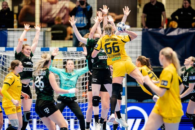 Hamm, 22.03.2026, Handball, Damen, EHF Champions League, Play-offs, 2025 2026: BVB Borussia Dortmund FTC Rail-Cargo Hungaria Dana Bleckmann (BVB, 66) gegen den Abwehrblock Hamm Westpress Arena NRW Germany
