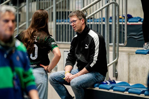 Hamm, 22.03.2026, Handball, Damen, EHF Champions League, Play-offs, 2025 2026: BVB Borussia Dortmund FTC Rail-Cargo Hungaria Bundestrainer Markus Gaugisch und Nationalspielerin Emily Vogel (FTC Rail-Cargo Hungaria) im Gesprächen während der Halbzeit Hamm Westpress Arena NRW Germany