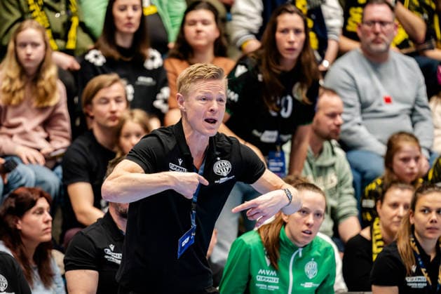 Hamm, 22.03.2026, Handball, Damen, EHF Champions League, Play-offs, 2025 2026: BVB Borussia Dortmund FTC Rail-Cargo Hungaria Jesper Jensen (Trainer, FTC Rail-Cargo Hungaria)gibt Anweisungen am Spielfeldrand im Hintergrund Emily Vogel (FTC Rail-Cargo Hungaria) Hamm Westpress Arena NRW Germany