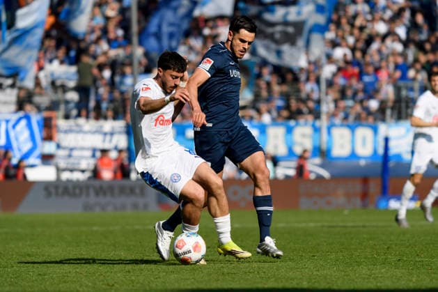 Jonas Meffert (Holstein Kiel) und Kjell Waetjen (VfL Bochum) im Kampf um den Ball waehrend des spiels der 2. Bundesliga zwischen VfL Bochum und Holstein Kiel, Vonovia Ruhrstadion am 22. March 2026 in Bochum, Deutschland. (Foto von Max Maiwald DeFodi Images) +++ Jonas Meffert (Holstein Kiel) und Kjell Waetjen (VfL Bochum) battle for the ball during the 2. Bundesliga match between VfL Bochum and Holstein Kiel at Vonovia Ruhrstadion on March 22, 2026 in Bochum, Germany. (Photo by Max Maiwald DeFodi Images) (Photo by Max Maiwald DeFodi Images) -
