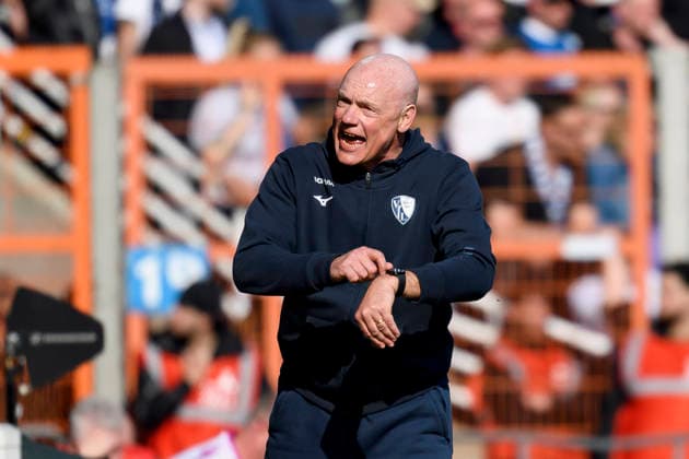 Trainer Uwe Roesler (VfL Bochum) gestikuliert auf die uhr waehrend des spiels der 2. Bundesliga zwischen VfL Bochum und Holstein Kiel, Vonovia Ruhrstadion am 22. March 2026 in Bochum, Deutschland. (Foto von Max Maiwald DeFodi Images) +++ Trainer Uwe Roesler (VfL Bochum) during the 2. Bundesliga match between VfL Bochum and Holstein Kiel at Vonovia Ruhrstadion on March 22, 2026 in Bochum, Germany. (Photo by Max Maiwald DeFodi Images) (Photo by Max Maiwald DeFodi Images) -