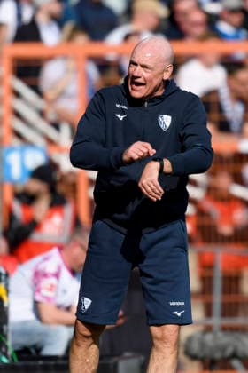 Trainer Uwe Roesler (VfL Bochum) gestikuliert auf die uhr waehrend des spiels der 2. Bundesliga zwischen VfL Bochum und Holstein Kiel, Vonovia Ruhrstadion am 22. March 2026 in Bochum, Deutschland. (Foto von Max Maiwald DeFodi Images) +++ Trainer Uwe Roesler (VfL Bochum) during the 2. Bundesliga match between VfL Bochum and Holstein Kiel at Vonovia Ruhrstadion on March 22, 2026 in Bochum, Germany. (Photo by Max Maiwald DeFodi Images) (Photo by Max Maiwald DeFodi Images) -