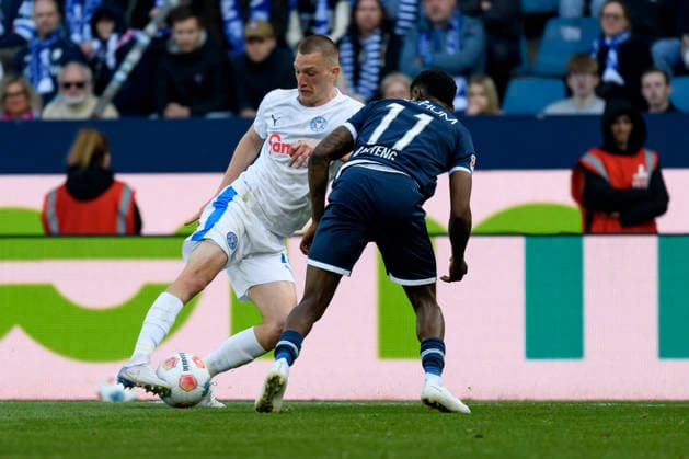 Moritz-Broni Kwarteng (VfL Bochum) und Ivan Nekic (Holstein Kiel) im Kampf um den Ball waehrend des spiels der 2. Bundesliga zwischen VfL Bochum und Holstein Kiel, Vonovia Ruhrstadion am 22. March 2026 in Bochum, Deutschland. (Foto von Max Maiwald DeFodi Images) +++ Moritz-Broni Kwarteng (VfL Bochum) und Ivan Nekic (Holstein Kiel) battle for the ball during the 2. Bundesliga match between VfL Bochum and Holstein Kiel at Vonovia Ruhrstadion on March 22, 2026 in Bochum, Germany. (Photo by Max Maiwald DeFodi Images) (Photo by Max Maiwald DeFodi Images) -