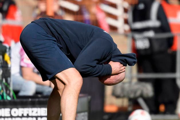 Trainer Uwe Roesler (VfL Bochum) enttaeuscht waehrend des spiels der 2. Bundesliga zwischen VfL Bochum und Holstein Kiel, Vonovia Ruhrstadion am 22. March 2026 in Bochum, Deutschland. (Foto von Max Maiwald DeFodi Images) +++ Trainer Uwe Roesler (VfL Bochum) looks dejected during the 2. Bundesliga match between VfL Bochum and Holstein Kiel at Vonovia Ruhrstadion on March 22, 2026 in Bochum, Germany. (Photo by Max Maiwald DeFodi Images) (Photo by Max Maiwald DeFodi Images) -