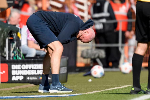 Trainer Uwe Roesler (VfL Bochum) enttaeuscht waehrend des spiels der 2. Bundesliga zwischen VfL Bochum und Holstein Kiel, Vonovia Ruhrstadion am 22. March 2026 in Bochum, Deutschland. (Foto von Max Maiwald DeFodi Images) +++ Trainer Uwe Roesler (VfL Bochum) looks dejected during the 2. Bundesliga match between VfL Bochum and Holstein Kiel at Vonovia Ruhrstadion on March 22, 2026 in Bochum, Germany. (Photo by Max Maiwald DeFodi Images) (Photo by Max Maiwald DeFodi Images) -