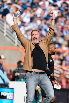 Trainer Tim Walter (Holstein Kiel) Schlussjubel, jubelt nach dem 2:3 Sieg waehrend des spiels der 2. Bundesliga zwischen VfL Bochum und Holstein Kiel, Vonovia Ruhrstadion am 22. March 2026 in Bochum, Deutschland. (Foto von Max Maiwald DeFodi Images) +++ Trainer Tim Walter (Holstein Kiel) celebrate after winning during the 2. Bundesliga match between VfL Bochum and Holstein Kiel at Vonovia Ruhrstadion on March 22, 2026 in Bochum, Germany. (Photo by Max Maiwald DeFodi Images) (Photo by Max Maiwald DeFodi Images) -