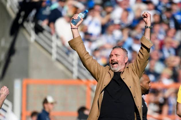 Trainer Tim Walter (Holstein Kiel) Schlussjubel, jubelt nach dem 2:3 Sieg waehrend des spiels der 2. Bundesliga zwischen VfL Bochum und Holstein Kiel, Vonovia Ruhrstadion am 22. March 2026 in Bochum, Deutschland. (Foto von Max Maiwald DeFodi Images) +++ Trainer Tim Walter (Holstein Kiel) celebrate after winning during the 2. Bundesliga match between VfL Bochum and Holstein Kiel at Vonovia Ruhrstadion on March 22, 2026 in Bochum, Germany. (Photo by Max Maiwald DeFodi Images) (Photo by Max Maiwald DeFodi Images) -