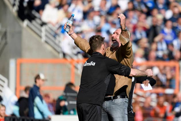 Trainer Tim Walter (Holstein Kiel) Schlussjubel, jubelt nach dem 2:3 Sieg waehrend des spiels der 2. Bundesliga zwischen VfL Bochum und Holstein Kiel, Vonovia Ruhrstadion am 22. March 2026 in Bochum, Deutschland. (Foto von Max Maiwald DeFodi Images) +++ Trainer Tim Walter (Holstein Kiel) celebrate after winning during the 2. Bundesliga match between VfL Bochum and Holstein Kiel at Vonovia Ruhrstadion on March 22, 2026 in Bochum, Germany. (Photo by Max Maiwald DeFodi Images) (Photo by Max Maiwald DeFodi Images) -