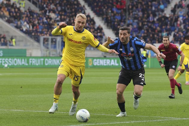 Sead Kolasinac of Atalanta BC competes for the ball with Victor Nelsson of Hellas Verona FC during Atalanta BC vs Hellas Verona, 30Â° Serie A Enilive 2025-26 game at New Balance arena in Bergamo (BG), Italy, on March 22, 2026.  Copyright: xDavidexCasentini IPAxSportx xipa-agency.netx xx IPA_73290970 IPA_Agency_IPA73290970