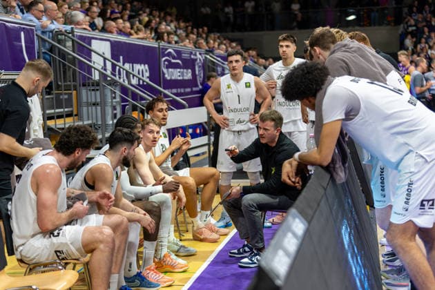 ProA, BG Goettingen vs. Artland Dragons, Sparkassen-Arena Goettingen; 22.03.2026 ProA, Goettingen, Germany - 22.03.2026: Die Artland Dragons mit Hendrik Gruhn (Headcoach, Artland Dragons) während einer Auszeit, Barmer ProA 2. Basketball Bundesliga, Spiel der BG Goettingen vs. Artland Dragons, Sparkassen-Arena Goettingen Copyright: xBEAUTIFULxSPORTS Freudensteinx