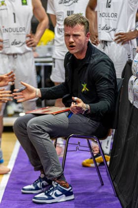 ProA, BG Goettingen vs. Artland Dragons, Sparkassen-Arena Goettingen; 22.03.2026 ProA, Goettingen, Germany - 22.03.2026: Hendrik Gruhn (Headcoach, Artland Dragons) während einer Auszeit, Barmer ProA 2. Basketball Bundesliga, Spiel der BG Goettingen vs. Artland Dragons, Sparkassen-Arena Goettingen Copyright: xBEAUTIFULxSPORTS Freudensteinx