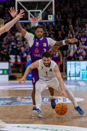 ProA, BG Goettingen vs. Artland Dragons, Sparkassen-Arena Goettingen; 22.03.2026 ProA, Goettingen, Germany - 22.03.2026: Buzz Anthony (Artland Dragons, 9) setzt sich gegen Jordan Sears (BG Goettingen, 3) durch, Barmer ProA 2. Basketball Bundesliga, Spiel der BG Goettingen vs. Artland Dragons, Sparkassen-Arena Goettingen Copyright: xBEAUTIFULxSPORTS Freudensteinx