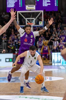 ProA, BG Goettingen vs. Artland Dragons, Sparkassen-Arena Goettingen; 22.03.2026 ProA, Goettingen, Germany - 22.03.2026: Buzz Anthony (Artland Dragons, 9) setzt sich gegen Jordan Sears (BG Goettingen, 3) durch, Barmer ProA 2. Basketball Bundesliga, Spiel der BG Goettingen vs. Artland Dragons, Sparkassen-Arena Goettingen Copyright: xBEAUTIFULxSPORTS Freudensteinx