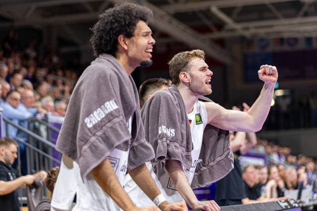 ProA, BG Goettingen vs. Artland Dragons, Sparkassen-Arena Goettingen; 22.03.2026 ProA, Goettingen, Germany - 22.03.2026: Dejan Bruce (Artland Dragons, 13) und Linus Trettin (Artland Dragons, 15) bejubeln einen erfolgreichen Korbwurf der Artland Dragons, Barmer ProA 2. Basketball Bundesliga, Spiel der BG Goettingen vs. Artland Dragons, Sparkassen-Arena Goettingen Copyright: xBEAUTIFULxSPORTS Freudensteinx