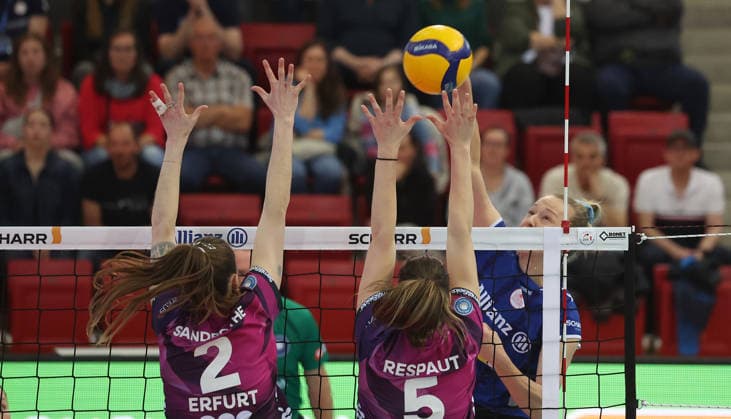Stuttgart , Bundesliga Volleyball Viertelfinale Spiel 1 , Allianz MTV Stuttgart vs. Schwarz-Weiß Erfurt , rechts: Antonia Stautz ( Stgt )