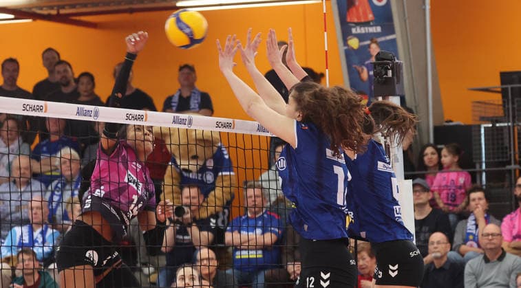 Stuttgart , Bundesliga Volleyball Viertelfinale Spiel 1 , Allianz MTV Stuttgart vs. Schwarz-Weiß Erfurt , von links: Alianza Darley ( Erfurt ) Lucia Varela Lydia Grote ( Stgt )