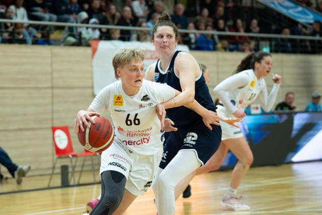 Leonie Kambach (Luchse, 66), Romy Bär (Lions, 46), Syntainics MBC vs. TK Hannover Luchse, Frauen, Basketball, 1. Bundesliga, DBBL, Hauptrunde, 21. Spieltag, Saison 2025 26, 22.03.2026. Halle SWH Arena Sachsen-Anhalt Deutschland