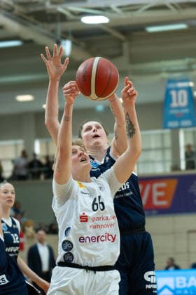 Leonie Kambach (Luchse, 66), Romy Bär (Lions, 46), Syntainics MBC vs. TK Hannover Luchse, Frauen, Basketball, 1. Bundesliga, DBBL, Hauptrunde, 21. Spieltag, Saison 2025 26, 22.03.2026. Halle SWH Arena Sachsen-Anhalt Deutschland