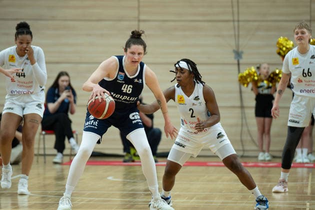 Romy Bär (Lions, 46), Lashae Dwyer (Luchse, 2), Syntainics MBC vs. TK Hannover Luchse, Frauen, Basketball, 1. Bundesliga, DBBL, Hauptrunde, 21. Spieltag, Saison 2025 26, 22.03.2026. Halle SWH Arena Sachsen-Anhalt Deutschland