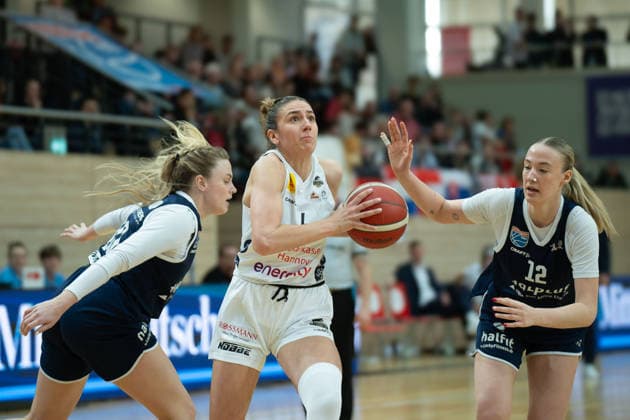 Sydney Erikstrup (Lions, 40), Marie Reichert (Luchse, 6), Anna Alborova (Lions, 12), Syntainics MBC vs. TK Hannover Luchse, Frauen, Basketball, 1. Bundesliga, DBBL, Hauptrunde, 21. Spieltag, Saison 2025 26, 22.03.2026. Halle SWH Arena Sachsen-Anhalt Deutschland
