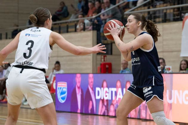 Toyota DBBL 2025 2026 - Syntainics MBC vs.TK Hannover Luchse Halle Saale, Deutschland 22.Maerz 2026: Im Bild:v.li.Lovisa Hjern (Hannover) und Anna Suckstorff (Halle) Halle Saale swh.Arena Sachsen-Anhalt Deutschland