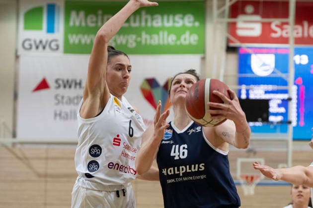 Toyota DBBL 2025 2026 - Syntainics MBC vs.TK Hannover Luchse Halle Saale, Deutschland 22.Maerz 2026: Im Bild:v. li. im Zweikampf Marie Reichert (Hannover) und Romy Bär Baer (Halle) Halle Saale swh.Arena Sachsen-Anhalt Deutschland