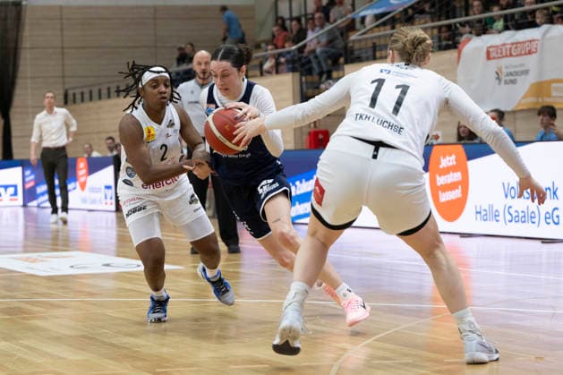 Toyota DBBL 2025 2026 - Syntainics MBC vs.TK Hannover Luchse Halle Saale, Deutschland 22.Maerz 2026: Im Bild:v. li. im Zweikampf Lashae Dwyer (Hannover) und Katelyn Shumate (Halle) Halle Saale swh.Arena Sachsen-Anhalt Deutschland