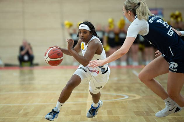 Lashae Dwyer (Luchse, 2), Sona Svetlikova (Lions, 15), Syntainics MBC vs. TK Hannover Luchse, Frauen, Basketball, 1. Bundesliga, DBBL, Hauptrunde, 21. Spieltag, Saison 2025 26, 22.03.2026. Halle SWH Arena Sachsen-Anhalt Deutschland