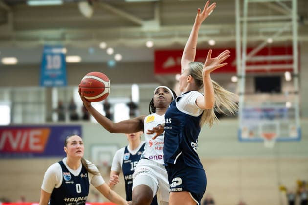 Alexia Allesch (Lions, 0), Lashae Dwyer (Luchse, 2), Sona Svetlikova (Lions, 15), Syntainics MBC vs. TK Hannover Luchse, Frauen, Basketball, 1. Bundesliga, DBBL, Hauptrunde, 21. Spieltag, Saison 2025 26, 22.03.2026. Halle SWH Arena Sachsen-Anhalt Deutschland