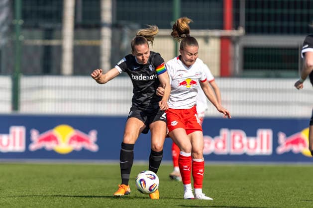 GER, Leipzig, Fußball, Google Pixel Frauen Bundesliga, 21. Spieltag, RB Leipzig vs. SC Freiburg im Bild v.l.: Lisa Karl (SC Freiburg 02), Annabel Schasching (RB Leipzig 16), Zweikampf, 22.03.2025, RB Leipzig Training Akademie Cottaweg Leipzig DFB REGULATIONS PROHIBIT ANY USE OF PHOTOGRAPHS AS IMAGE SEQUENCES AND OR QUASI-VIDEO, Copyright: HMBxMedia PaulxFritz