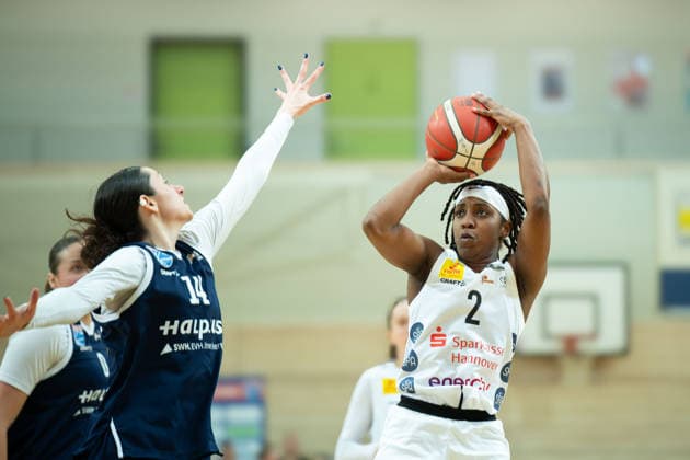 Katelyn Shumate (Lions, 14), Lashae Dwyer (Luchse, 2), Syntainics MBC vs. TK Hannover Luchse, Frauen, Basketball, 1. Bundesliga, DBBL, Hauptrunde, 21. Spieltag, Saison 2025 26, 22.03.2026. Halle SWH Arena Sachsen-Anhalt Deutschland
